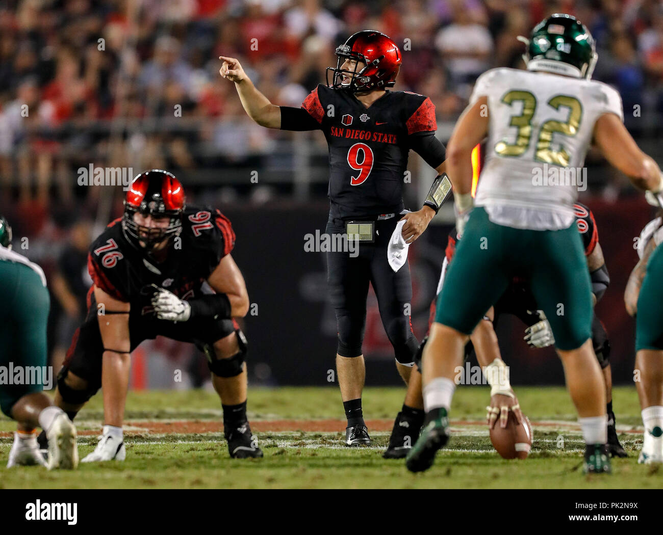 San Diego, Kalifornien, USA. 8. Sep 2018. San Diego State Azteken Quarterback Ryan Agnew (9) an der Line of Scrimmage gegen die Sacramento Zustand-Hornissen an SDCCU Stadion in San Diego, Kalifornien. Michael Cazares/Cal Sport Media. Credit: Csm/Alamy leben Nachrichten Stockfoto