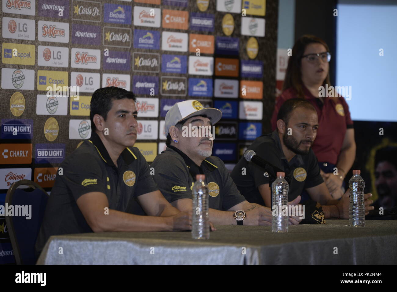 Culiacan, Mexiko. 10 Sep, 2018. 10.09.2018, Mexico, Culiacan: Argentinien Fußball-Legende Diego Maradona (2. von links) hört auf eine Frage auf einer Pressekonferenz, in der er eingeführt wird als neuer Trainer der zweiten Liga Football Club Dorados de Sinaloa. Credit: Jose Ojeda/dpa/Alamy leben Nachrichten Stockfoto