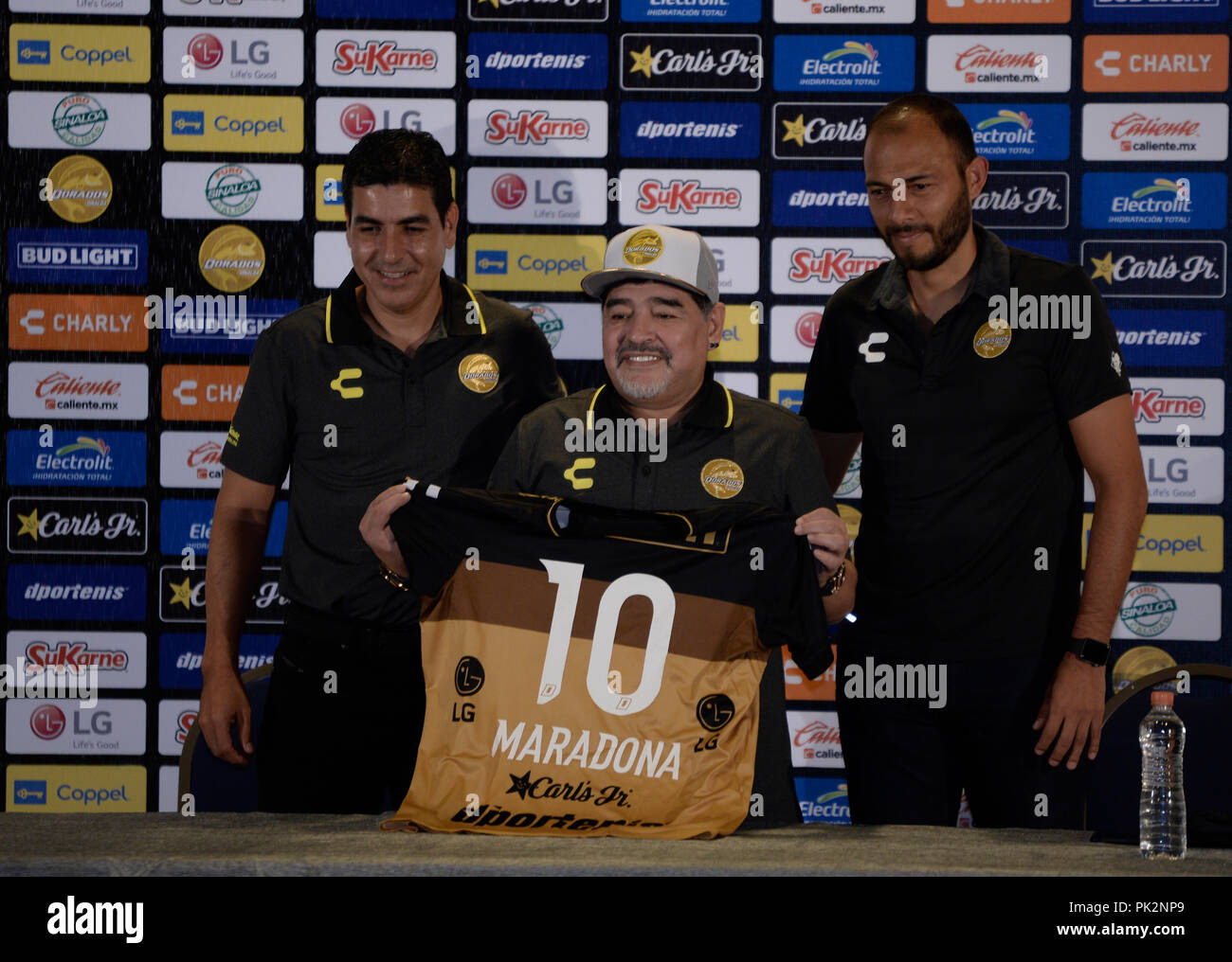 Culiacan, Mexiko. 10 Sep, 2018. 10.09.2018, Mexico, Culiacan: Argentiniens Fußball-Legende Diego Maradona (M) präsentiert sein Team Jersey an eine Pressekonferenz, bei der er als neuen Trainer der zweiten Liga Football Club Dorados de Sinaloa vorgestellt werden. Credit: Jose Ojeda/dpa/Alamy leben Nachrichten Stockfoto