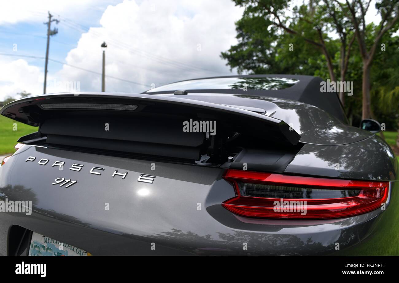 MIAMI, FL - 11. September: Erste Bilder der Porsche 2019 - 911 (betitelt 991.2), wie sie sich auf die Nummer Eins der Porsche Händler in den Vereinigten Staaten (Champion Porsche in Pompano, Florida) geliefert werden. Die hier abgebildete 911 ist ein Cabrio mit einem 3,0-Liter-twin-turbo Boxer 6 Achat Grau Metallic mit Custom 20' Carrera S Räder benutzerdefinierte in Satin Platin mit einem 7-Gang Porsche Doppelkupplungsgetriebe (PDK) am 11. September 2018 Auf Watson Island, Miami, Florida, United States People: Porsche 911, lackiert Stockfoto