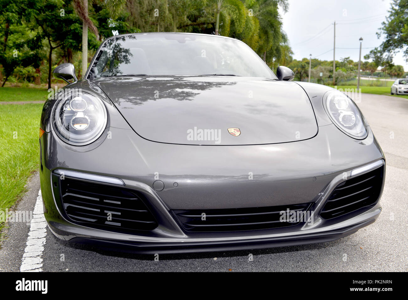 MIAMI, FL - 11. September: Erste Bilder der Porsche 2019 - 911 (betitelt 991.2), wie sie sich auf die Nummer Eins der Porsche Händler in den Vereinigten Staaten (Champion Porsche in Pompano, Florida) geliefert werden. Die hier abgebildete 911 ist ein Cabrio mit einem 3,0-Liter-twin-turbo Boxer 6 Achat Grau Metallic mit Custom 20' Carrera S Räder benutzerdefinierte in Satin Platin mit einem 7-Gang Porsche Doppelkupplungsgetriebe (PDK) am 11. September 2018 Auf Watson Island, Miami, Florida, United States People: Porsche 911, lackiert Stockfoto