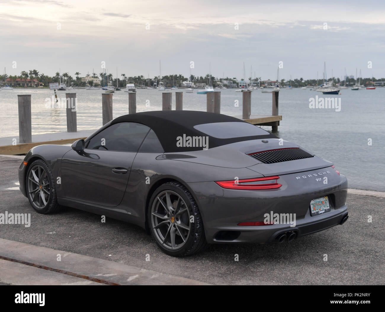 MIAMI, FL - 11. September: Erste Bilder der Porsche 2019 - 911 (betitelt 991.2), wie sie sich auf die Nummer Eins der Porsche Händler in den Vereinigten Staaten (Champion Porsche in Pompano, Florida) geliefert werden. Die hier abgebildete 911 ist ein Cabrio mit einem 3,0-Liter-twin-turbo Boxer 6 Achat Grau Metallic mit Custom 20' Carrera S Räder benutzerdefinierte in Satin Platin mit einem 7-Gang Porsche Doppelkupplungsgetriebe (PDK) am 11. September 2018 Auf Watson Island, Miami, Florida, United States People: Porsche 911, lackiert Stockfoto