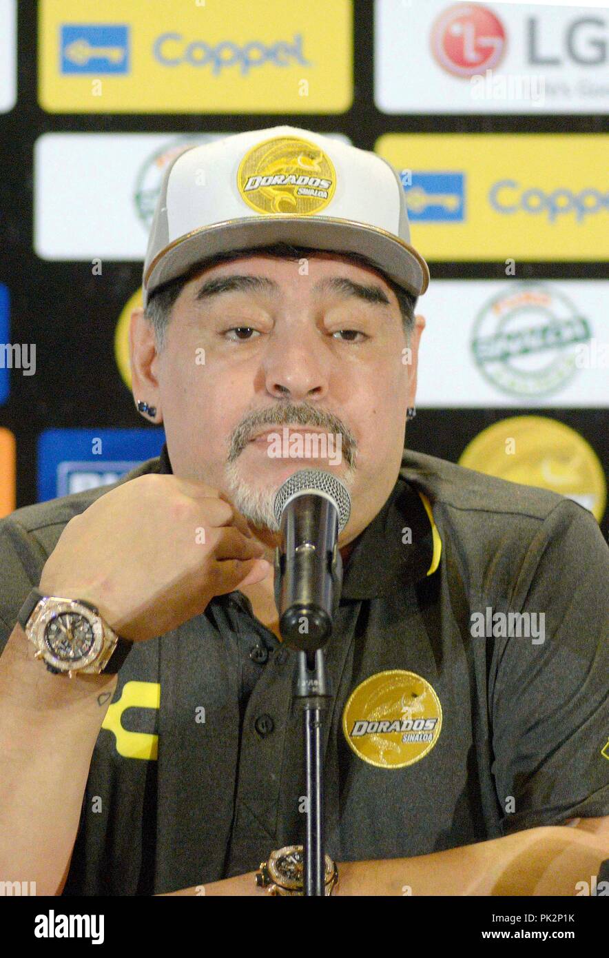 Sinaloa, Mexiko. 10 Sep, 2018. Diego Maradona besucht eine Pressekonferenz als neuen Cheftrainer präsentiert werden, in der Stadt von Culiacan, Sinaloa, Mexiko, Sept. 10, 2018. Argentinische Fußball-Legende Diego Maradona hat zu trainieren, Mexiko die zweite Division Football Club Dorados de Sinaloa unterzeichnet. Credit: Juan Carlos Cruz/Xinhua/Alamy leben Nachrichten Stockfoto