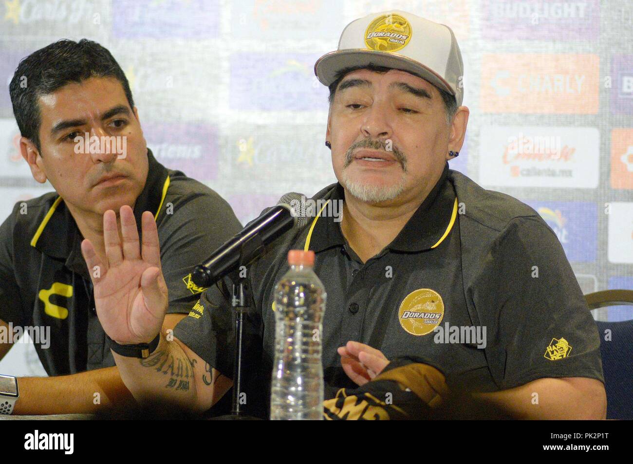 Sinaloa, Mexiko. 10 Sep, 2018. Diego Maradona besucht eine Pressekonferenz als neuen Cheftrainer präsentiert werden, in der Stadt von Culiacan, Sinaloa, Mexiko, Sept. 10, 2018. Argentinische Fußball-Legende Diego Maradona hat zu trainieren, Mexiko die zweite Division Football Club Dorados de Sinaloa unterzeichnet. Credit: Juan Carlos Cruz/Xinhua/Alamy leben Nachrichten Stockfoto
