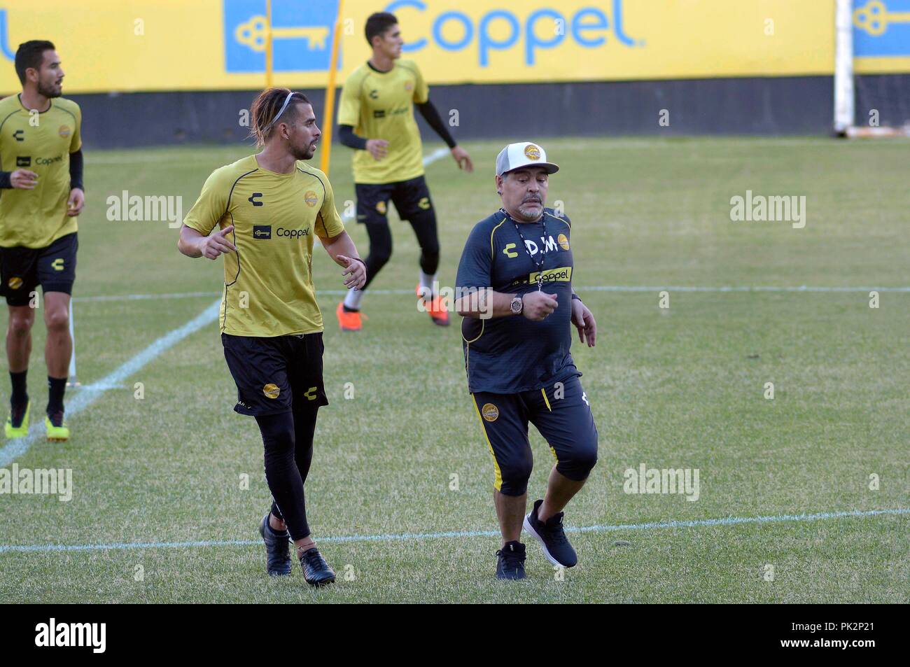Sinaloa, Mexiko. 10 Sep, 2018. Diego Maradona (R) besucht eine Schulung nach einer Pressekonferenz als neuer Trainer präsentiert werden, in der Stadt von Culiacan, Sinaloa, Mexiko, Sept. 10, 2018. Argentinische Fußball-Legende Diego Maradona hat zu trainieren, Mexiko die zweite Division Football Club Dorados de Sinaloa unterzeichnet. Credit: Juan Carlos Cruz/Xinhua/Alamy leben Nachrichten Stockfoto