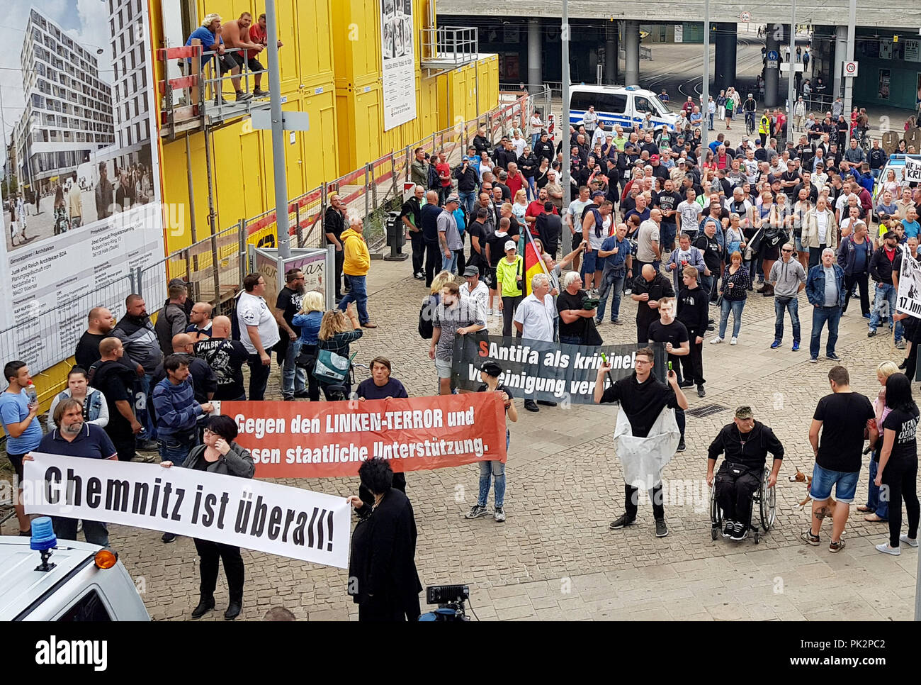 10. September 2018, Sachsen-Anhalt, Halle: 10.09.2018, Halle/Saale: Teilnehmer eines rechten Demonstration halten Transparente mit den Aufschriften "Chemnitz ist überall", "Gegen linken Terror und seine staatliche Unterstützung' und 'Verbot Antifa als kriminelle Vereinigung'. Während der Demonstration verfassungswidrigen Symbolen der rechten Szene gezeigt wurden und Polizisten angegriffen. Demo Teilnehmer sagte gezeigt zu Hitlers Begrüßung und rief die ieg Heil" haben. Foto: Jan Möbius/dpa-Zentralbild/dpa Stockfoto