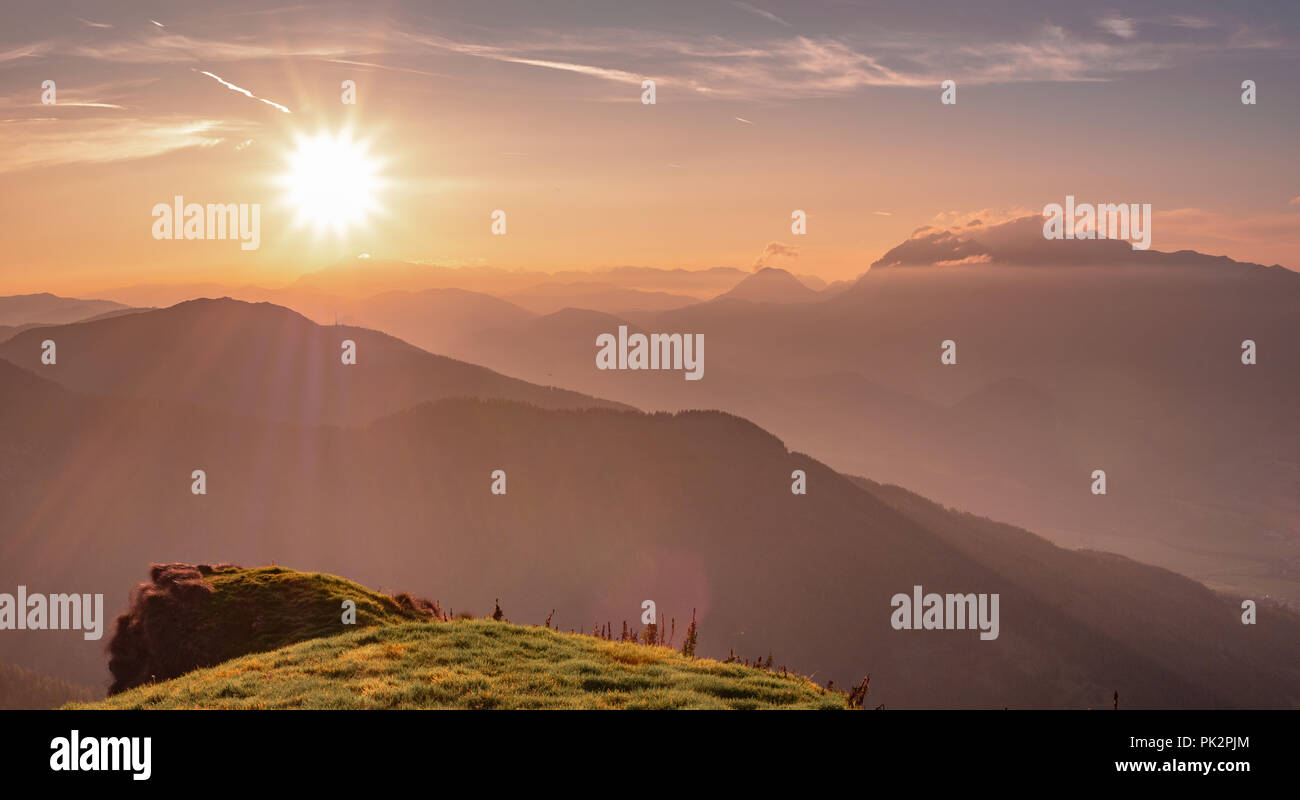 Sonnenuntergang auf dem Gipfel des Berges - Alpen Stockfoto