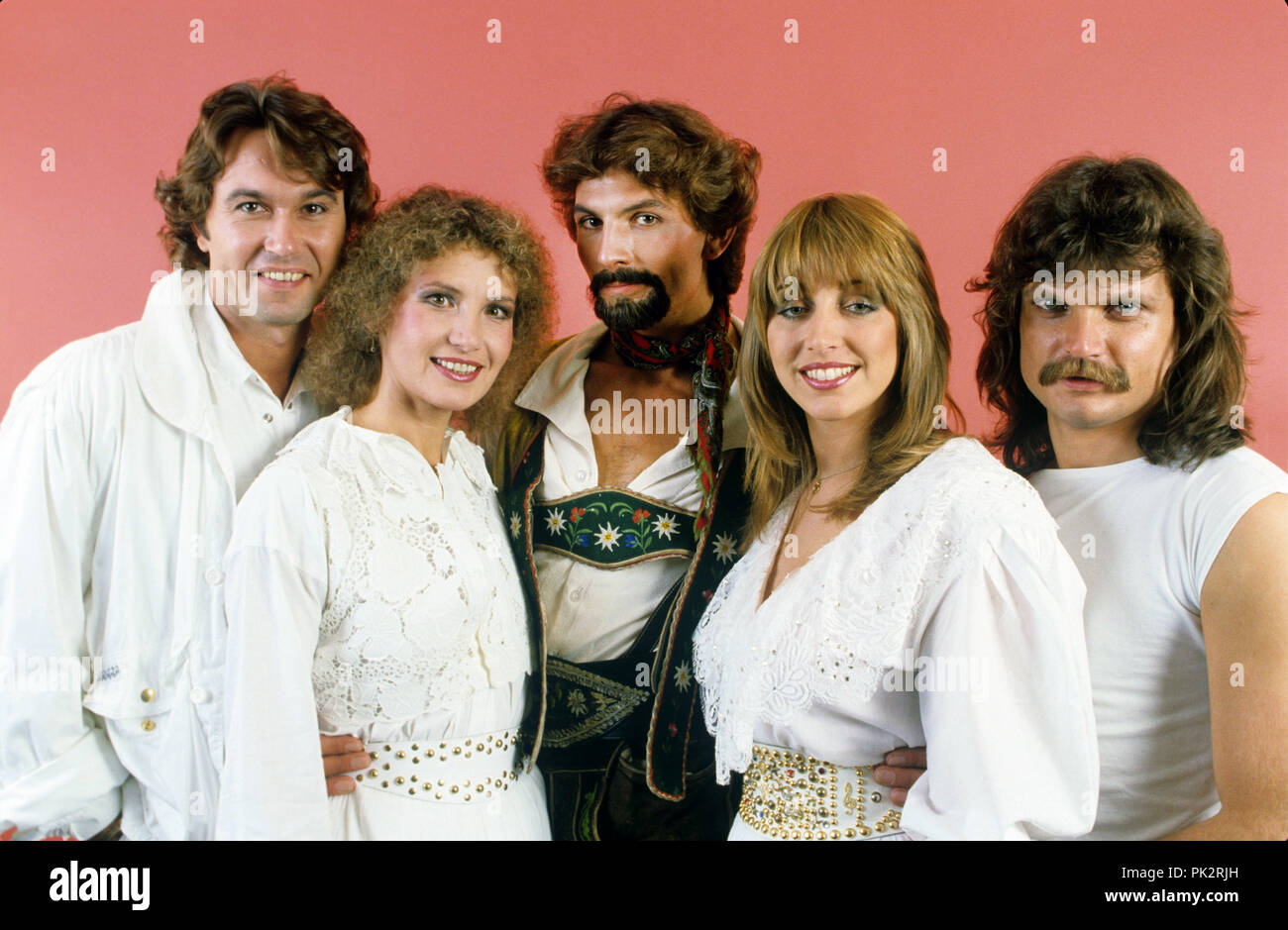 Dschinghis Khan (L-R): Wolfgang Heichel, Edina Pop, Louis Hendrik Potgieter, Henriette Heichel, Leslie Mándoki im Oktober 1982. | Verwendung weltweit Stockfoto