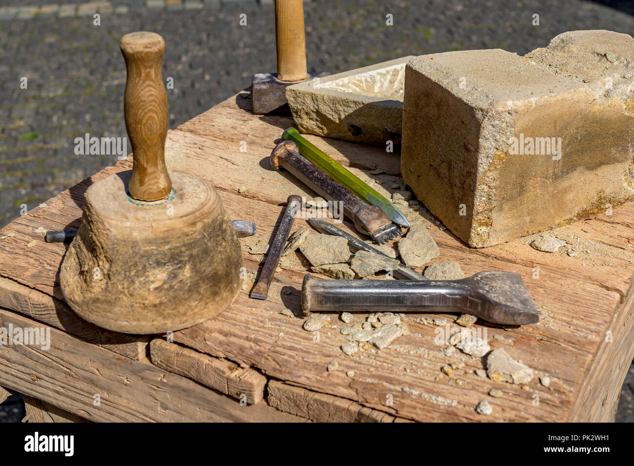 Steinmetz Werkzeuge Hammer und Meißel im Freien Stockfotografie - Alamy