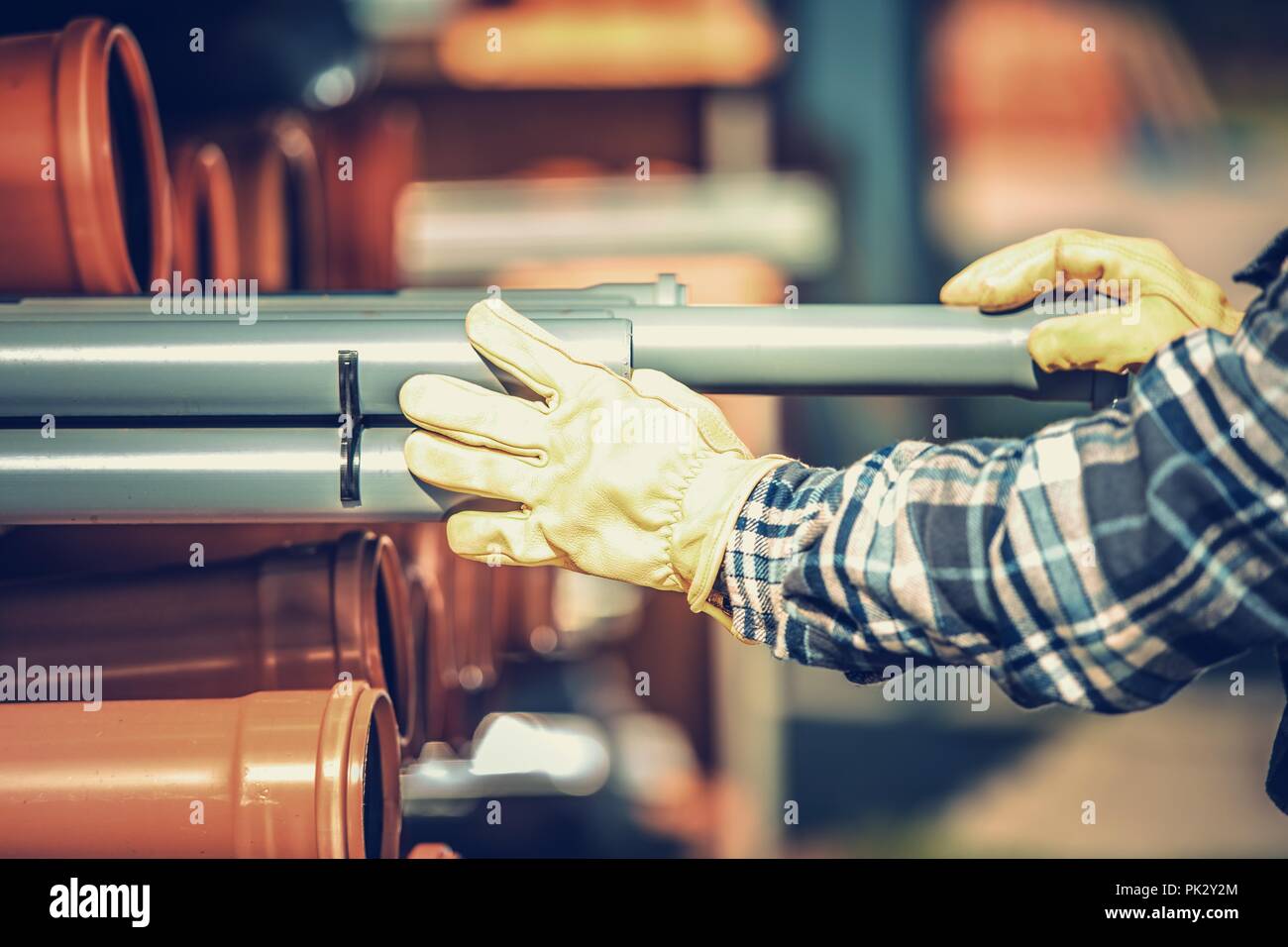 Bau Kunststoff Rohre im Gebäude Zubehör Shop. Auswahl der richtigen Materialien für sanitäre Anlage. Stockfoto