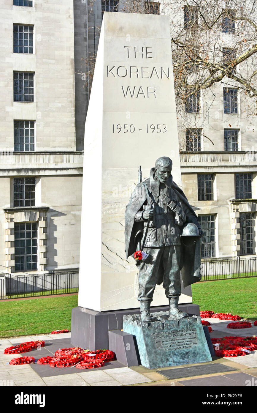 Kranz & in der Nähe der Bronze Statue von britischen Soldaten im Koreakrieg Denkmal Geschenk der Regierung von Südkorea im Ministerium der Verteidigung Gebäude UK Stockfoto
