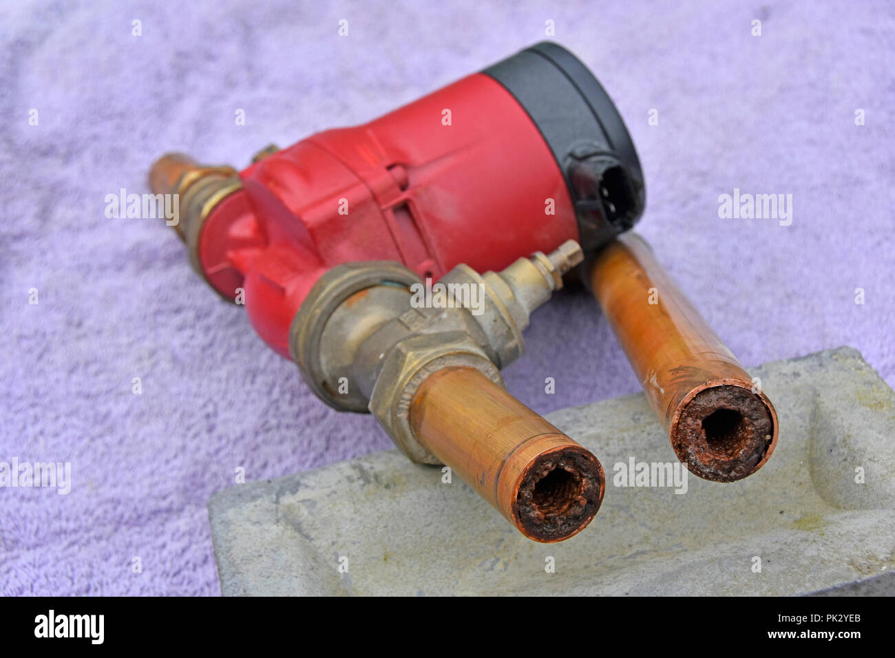 Wasser Sanitär Pumpe kaputt home Zentralheizung Kupferrohre & Cut pipe Probe verstopften & innen mit Schlamm sediment England Großbritannien blockiert Stockfoto