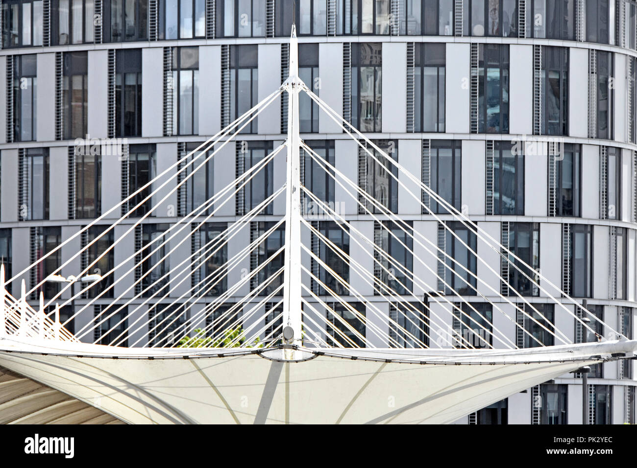 Widersprüchliche Formen von Rechtecken & weiße Dreiecke in zwei moderne Baukörper design Blick in fast Graustufen abstrakte Architektur Muster DE Stockfoto