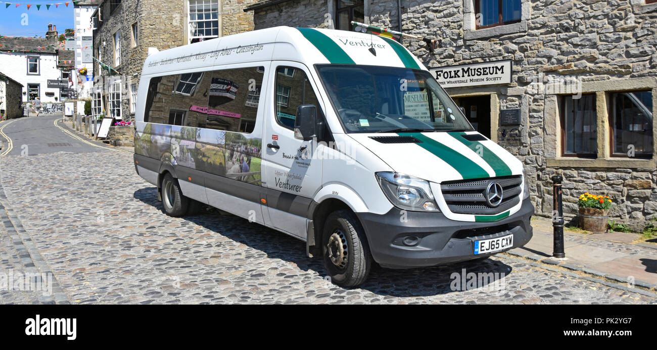 Bushaltestelle vor grassington Folk Museum Gebäude mit Partnerunternehmen Gemeinschaft Minibus Service für Dörfer in oberen Wharfedale North Yorkshire England Großbritannien Stockfoto