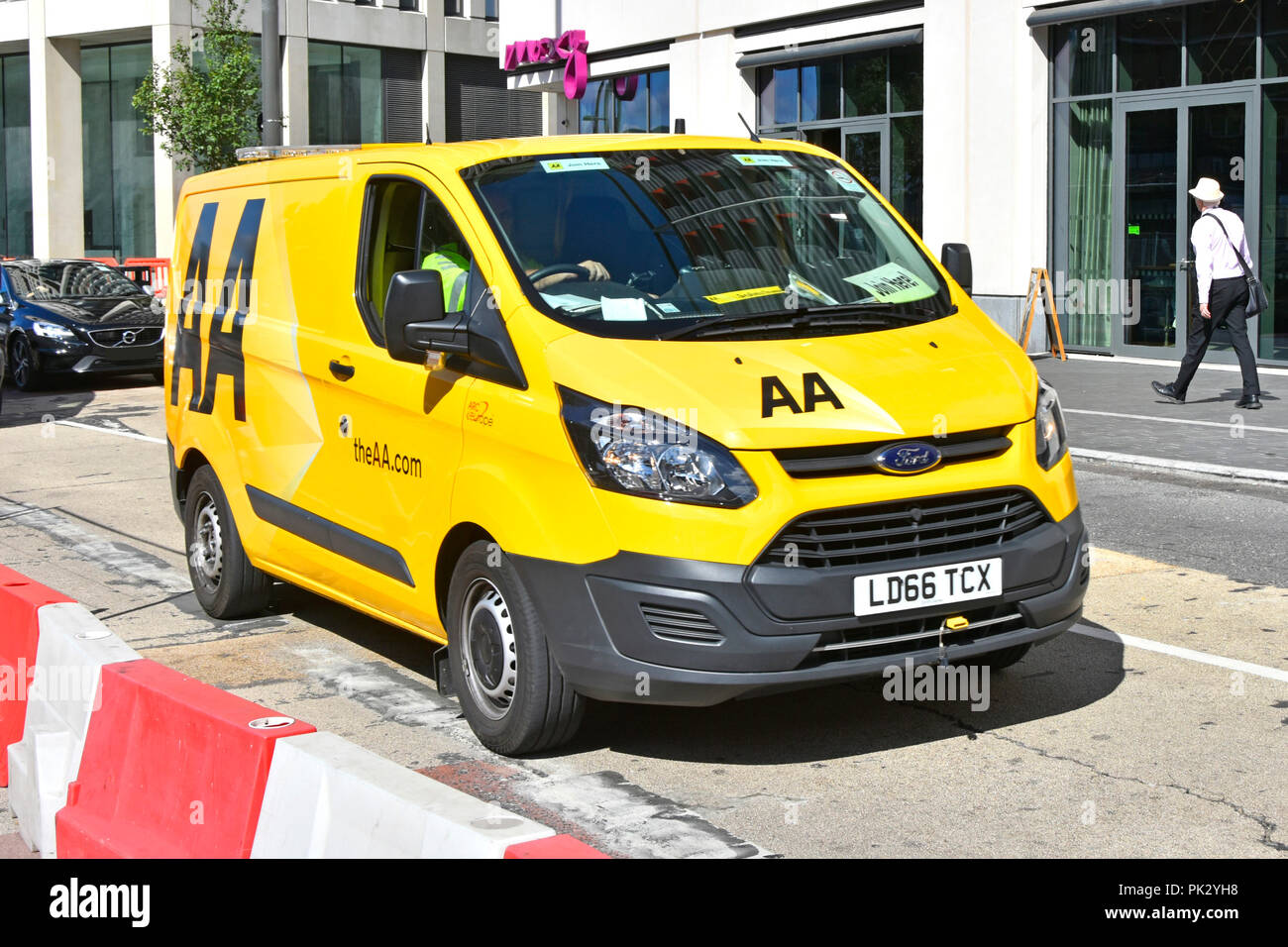Ford Transit van & Treiber mit AA-Logo auf gelb Aufschlüsselung van Fahren entlang in die Innenstadt Straße funktioniert, Stratford, Newham East London England Großbritannien Stockfoto