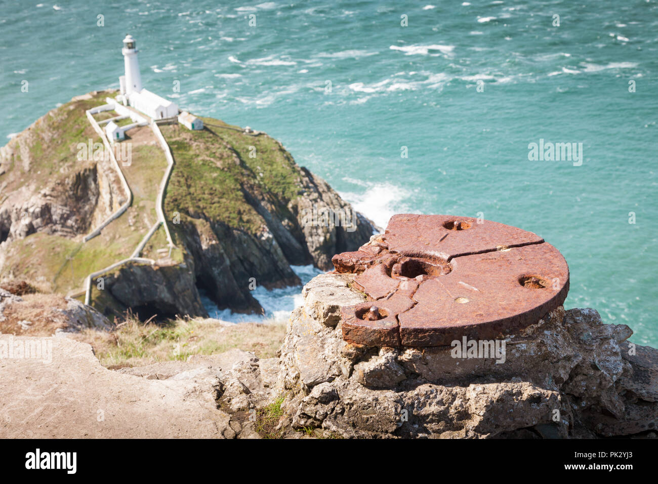 Eisen oder Stahl, Mittenzentrierung für eine Waffe, in der Nähe der South Stack Lighthouse, Anglesey, Wales UK Stockfoto