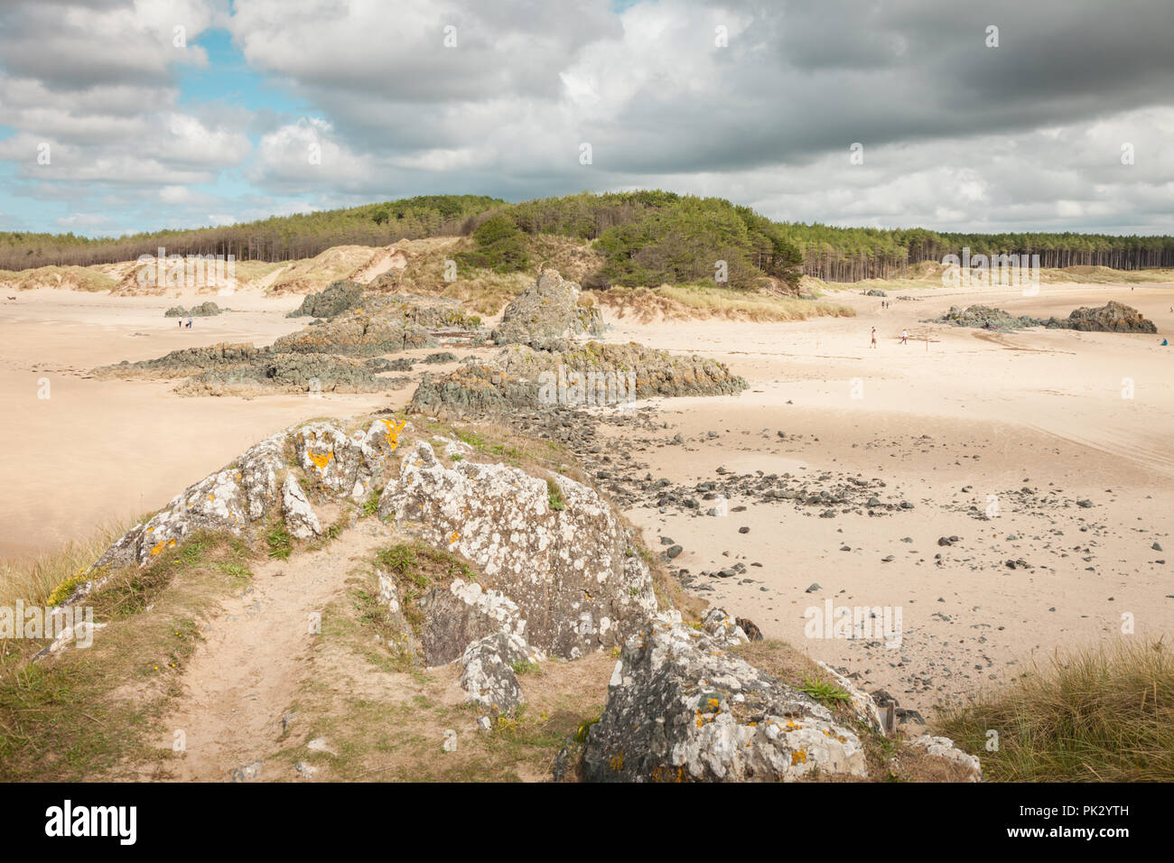 Leeren Strand Szene, llanddwyn Island, Anglesey, Wales UK Stockfoto