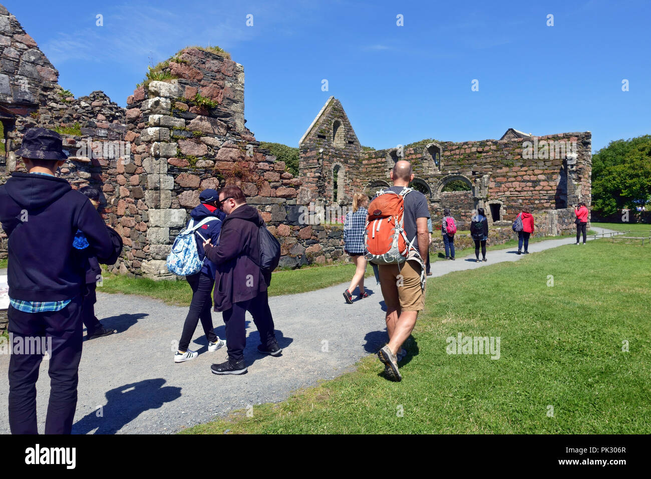 Touristen, die in das Kloster auf Iona Stockfoto