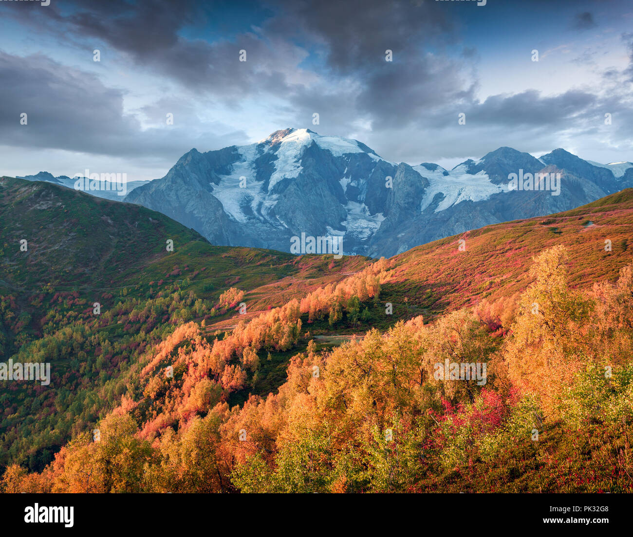 Schönen Herbst morgen im Kaukasus. Mkheer Bergrücken, obere Swanetien, Georgien, Europa. Oktober 2015. Stockfoto