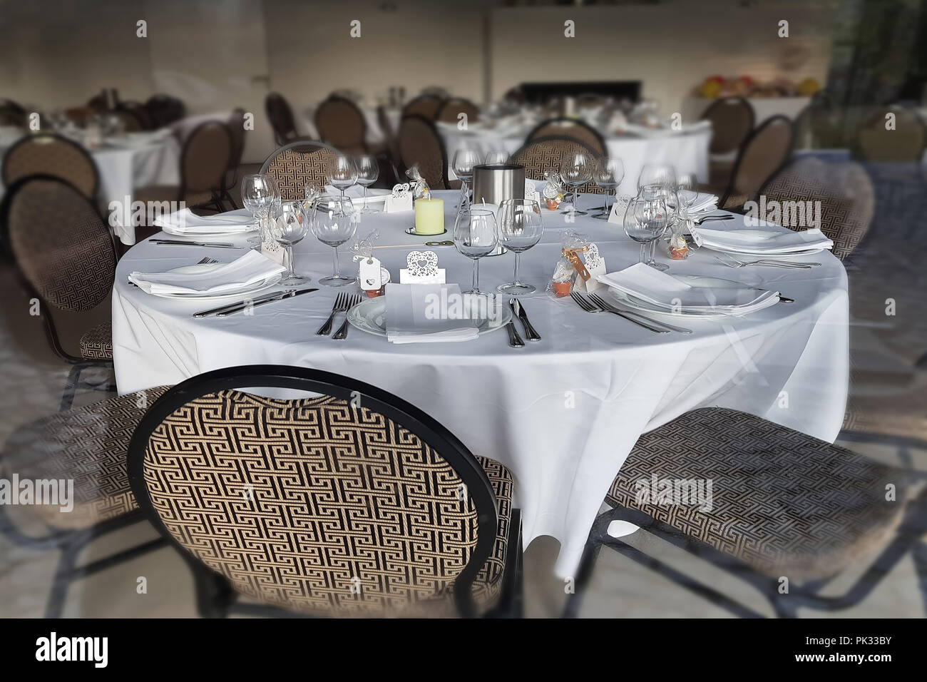 Festliche Tisch in einem Restaurant für eine große Familie Feier mit verschwommenen Hintergrund. Stockfoto