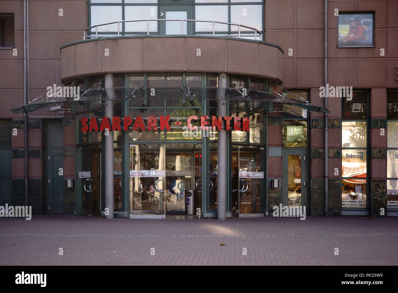Neunkirchen, Deutschland - 01 September, 2018: Die moderne Fassade und Eingang des Saarpark-Center ein Shopping Center und Mall am 01 September, 2018 in N Stockfoto