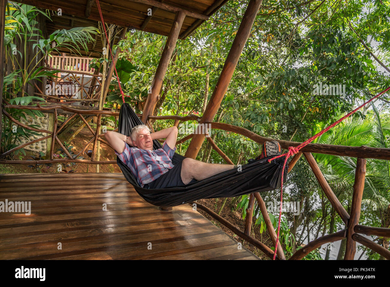 Mann eine Hängematte, Pedacito De Ceilo Eco Lodge, San Carlos, Costa Rica Stockfoto