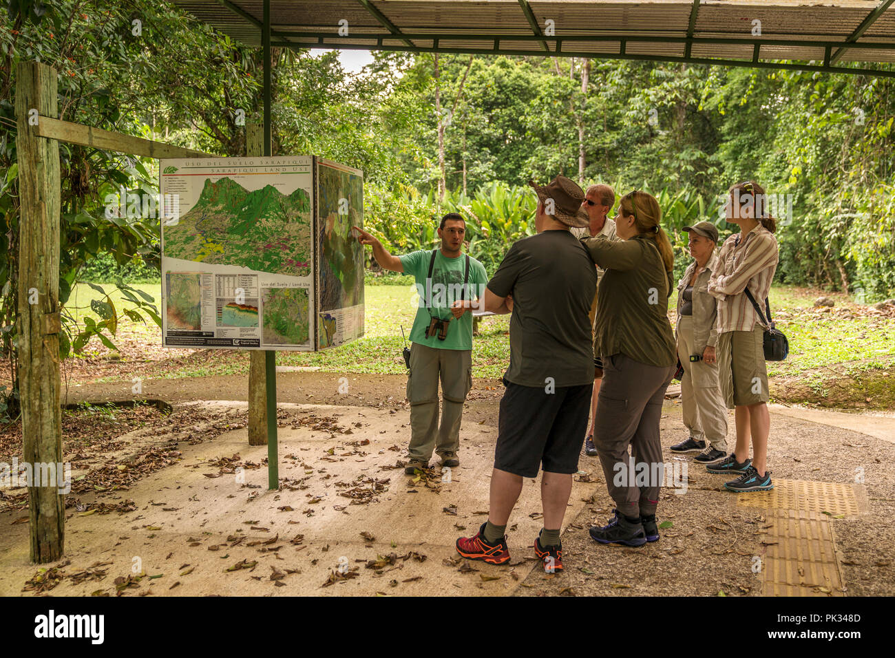 Tour Guide mit einem Touristen, Tenorio Volcano National Park, Costa Rica Stockfoto