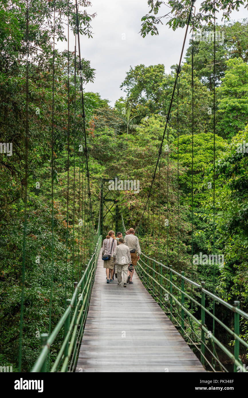 Touristen auf Steinerne Brücke, Tenorio Volcano National Park, Costa Rica Stockfoto