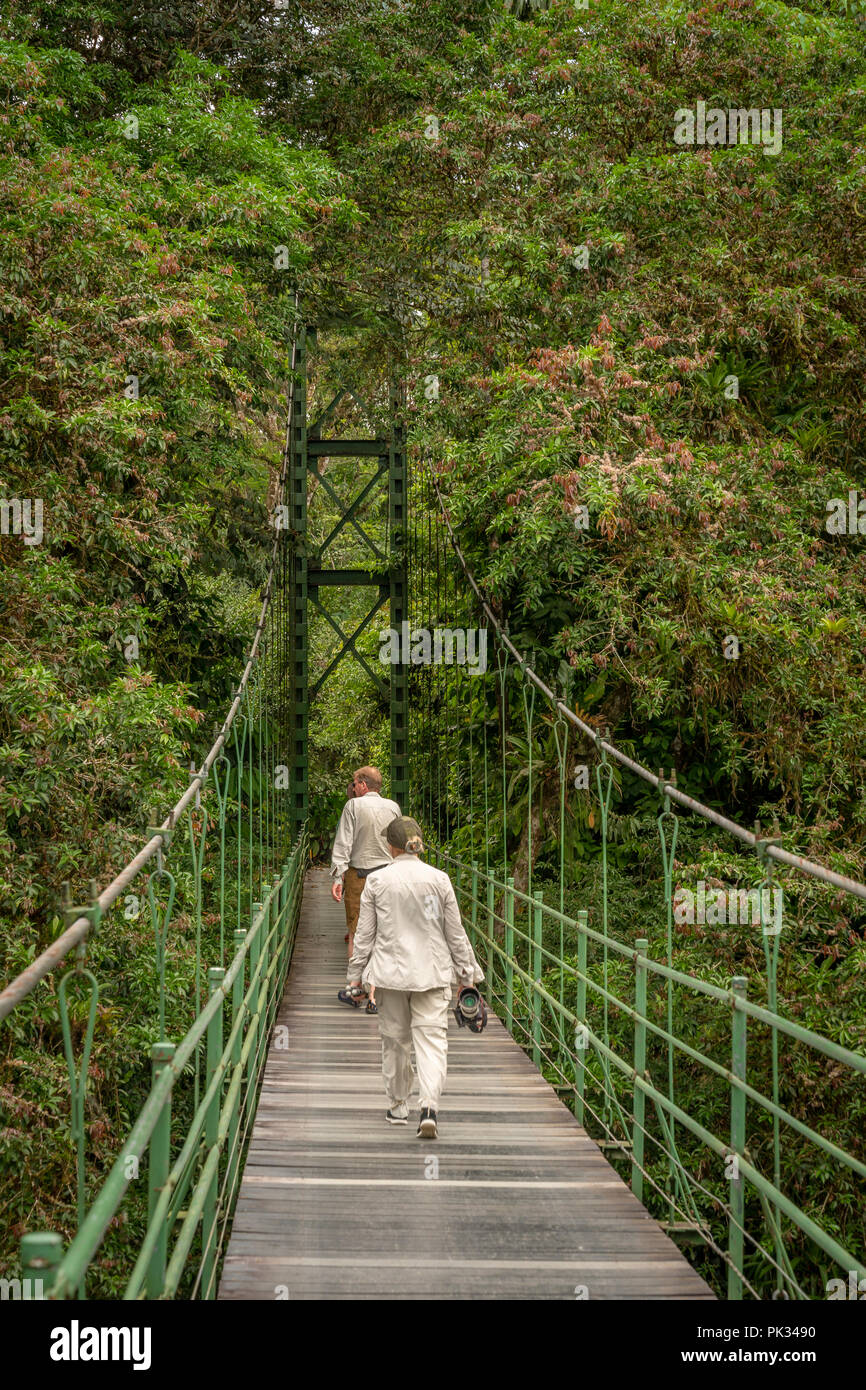 Touristen auf Steinerne Brücke, Tenorio Volcano National Park, Costa Rica Stockfoto