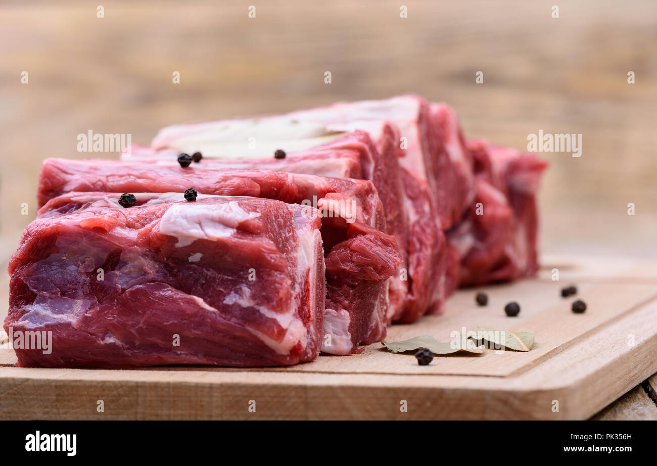 Selektive konzentrieren. Raw unterbrust Fleisch auf einem Schneidebrett Stockfoto