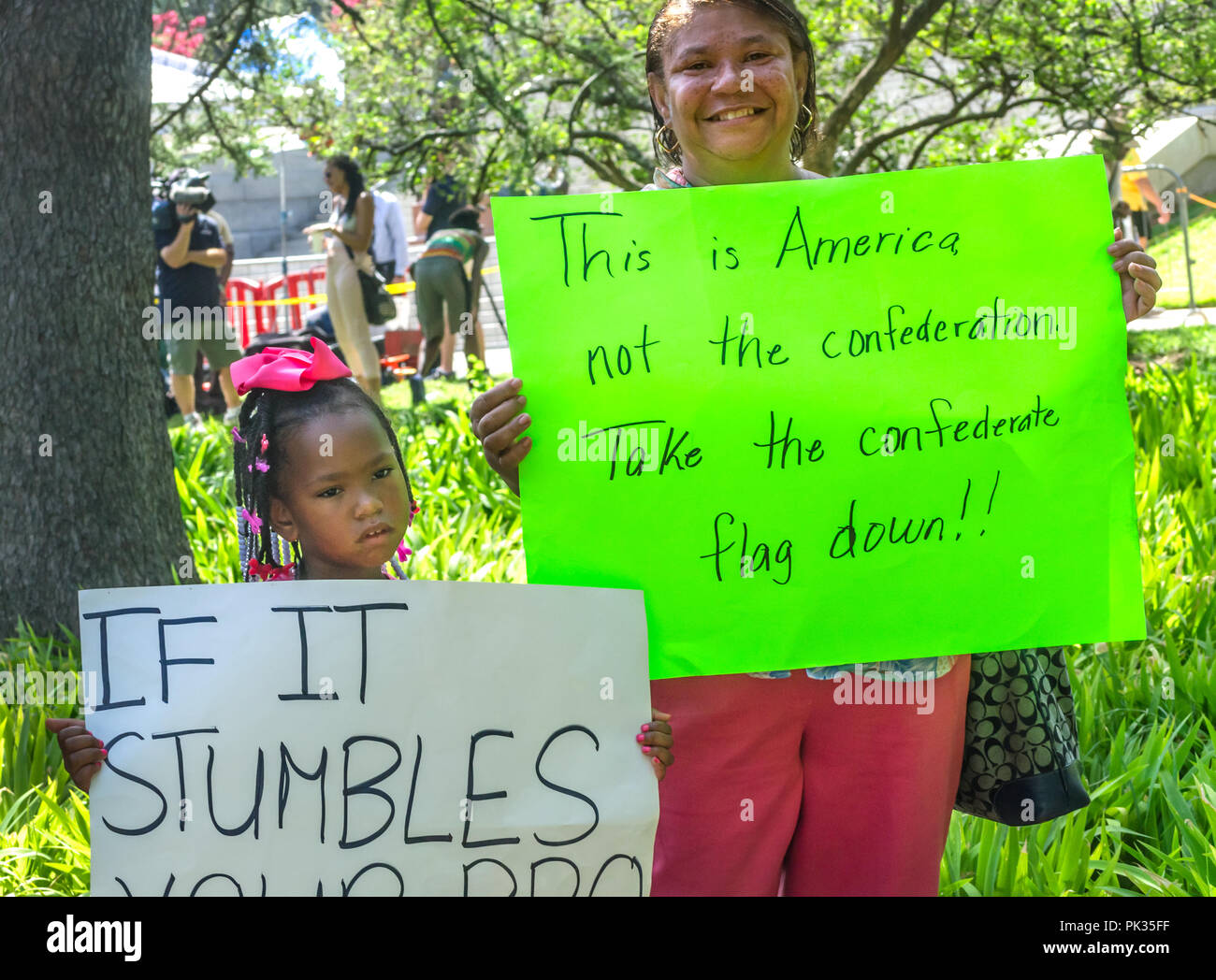 Confederate Flag Demonstranten und Unterstützer sammeln außerhalb der South Carolina State House Ausbau der Flagge, 10. Juli 2015, in Columbia, S.C., um zu sehen, Stockfoto