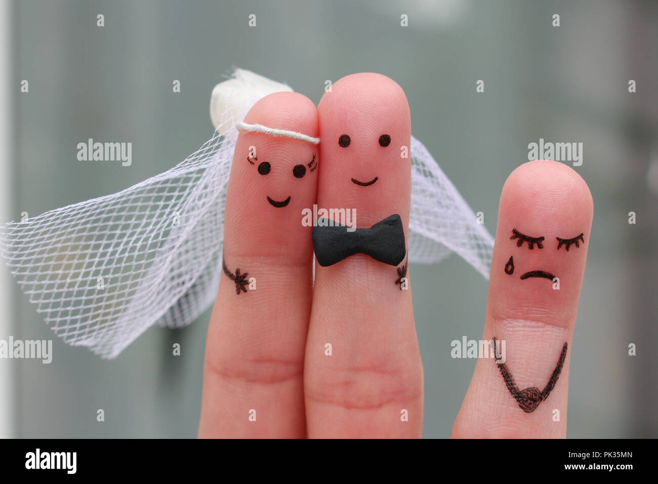 Finger Kunst des glücklichen Paares zu heiraten. Andere Frau umgekippt. Stockfoto