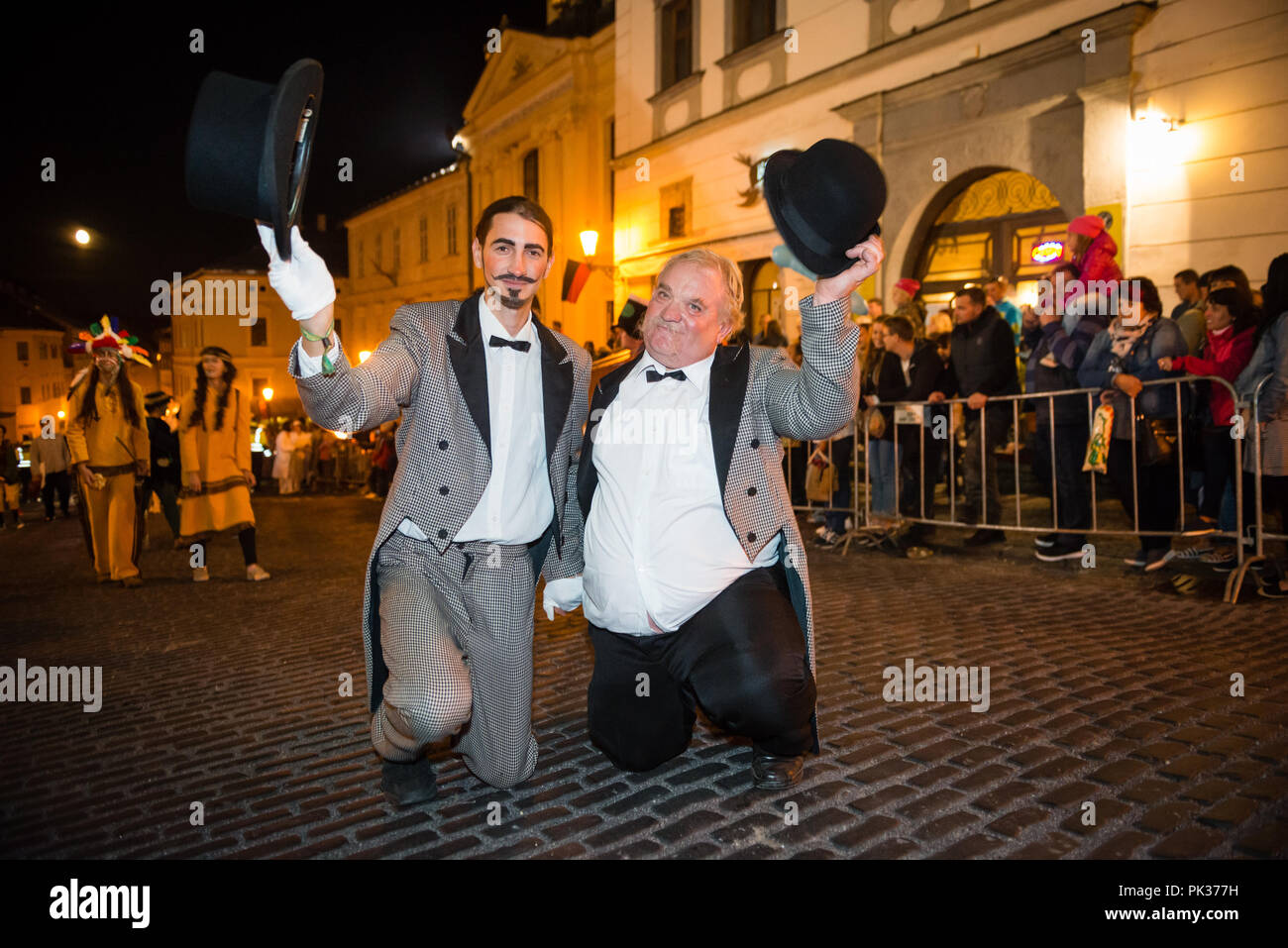 BANSKA STIAVNICA, SLOWAKEI - Sep 8, 2017: Salamander tage Parade ist bergbautradition mit maskierten Figuren, Bergleute in historischer Kleidung aus verschiedenen Stockfoto