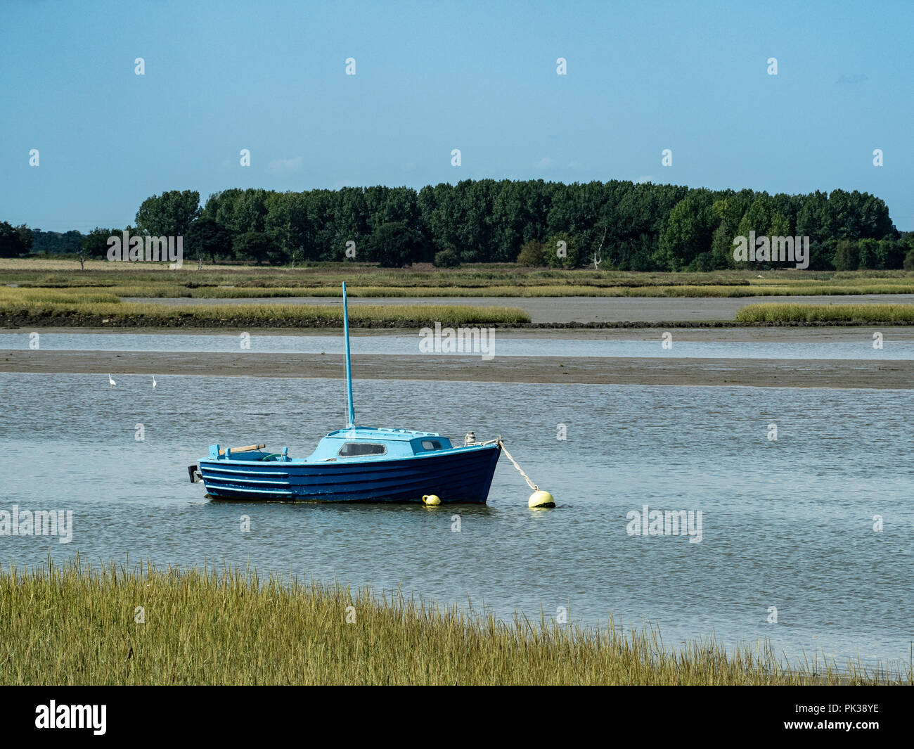 Einen ruhigen Tag auf dem Fluss Alde an Iken einschließlich ein blaues Boot im Vordergrund verankert Stockfoto