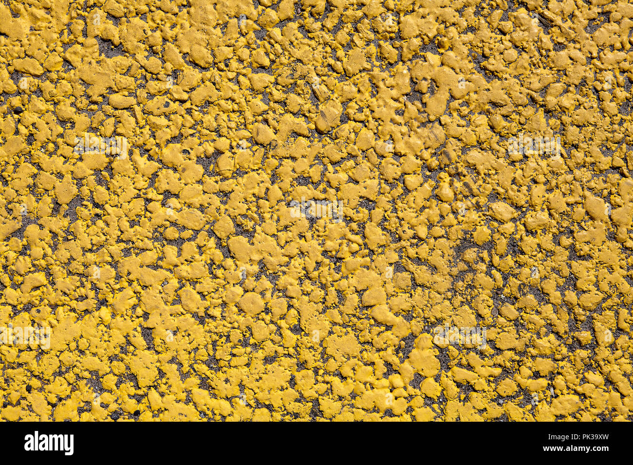 Große Tropfen von getrockneten gelbe Farbe auf Fahrbahn, Markierungen, Nahaufnahme, Textur für Hintergrund. Stockfoto