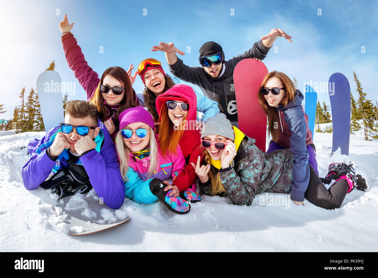 Gerne Freunde Skifahrer und Snowboarder Spaß an Ski Resort. Winter Urlaub Konzept Stockfoto
