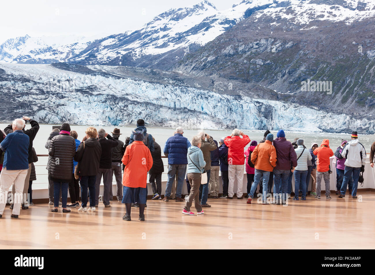 Fahrgäste, die auf der Holland America Line Kreuzfahrten "Nieuw Amsterdam" Kreuzfahrtschiff genießen Sie die Aussicht auf einem Gletscher in Johns Hopkins Einlass des Glacier Bay Stockfoto