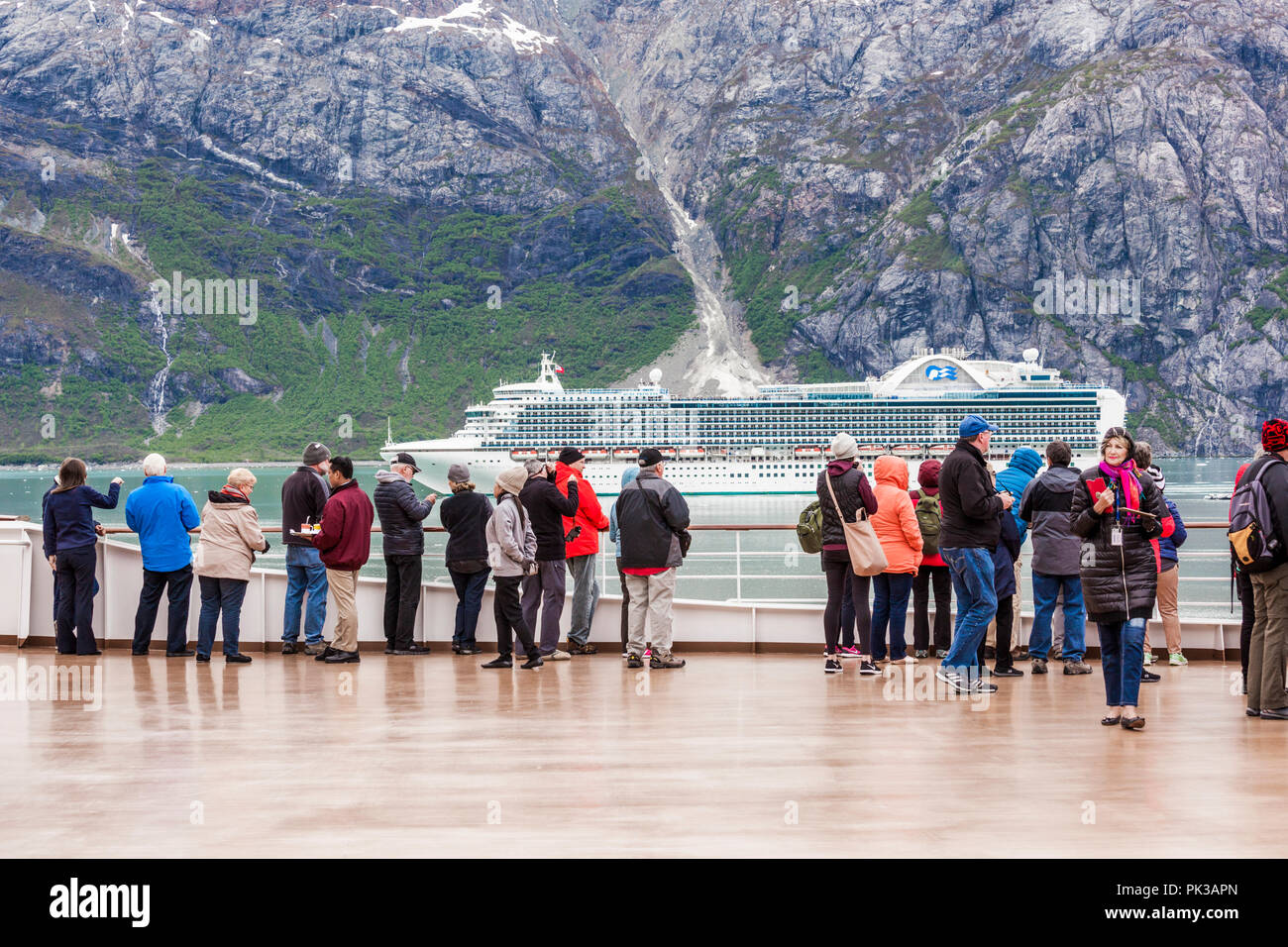 Fahrgäste, die auf der Holland America Line Kreuzfahrten "Nieuw Amsterdam", beobachtete die vorbei von Princess Cruises 'Ruby Princess' in der Tarr Einlass des Glac Stockfoto