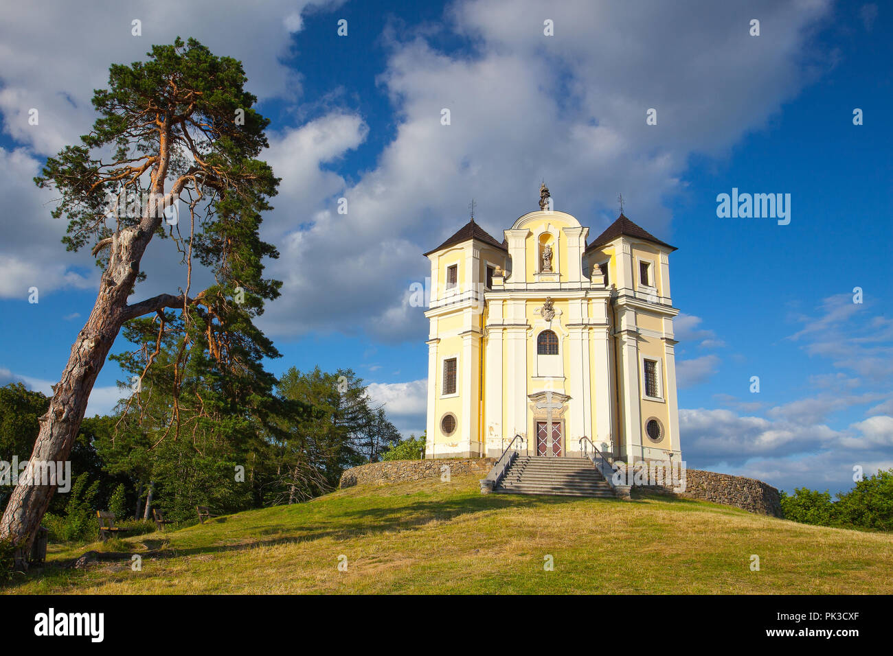 Kirche auf der Spitze des Makova hora in der Nähe von Smolotely Dorf im Bezirk Semily, Tschechien. Poppy Berg (Makova Hora) Wallfahrtsort in der h Stockfoto