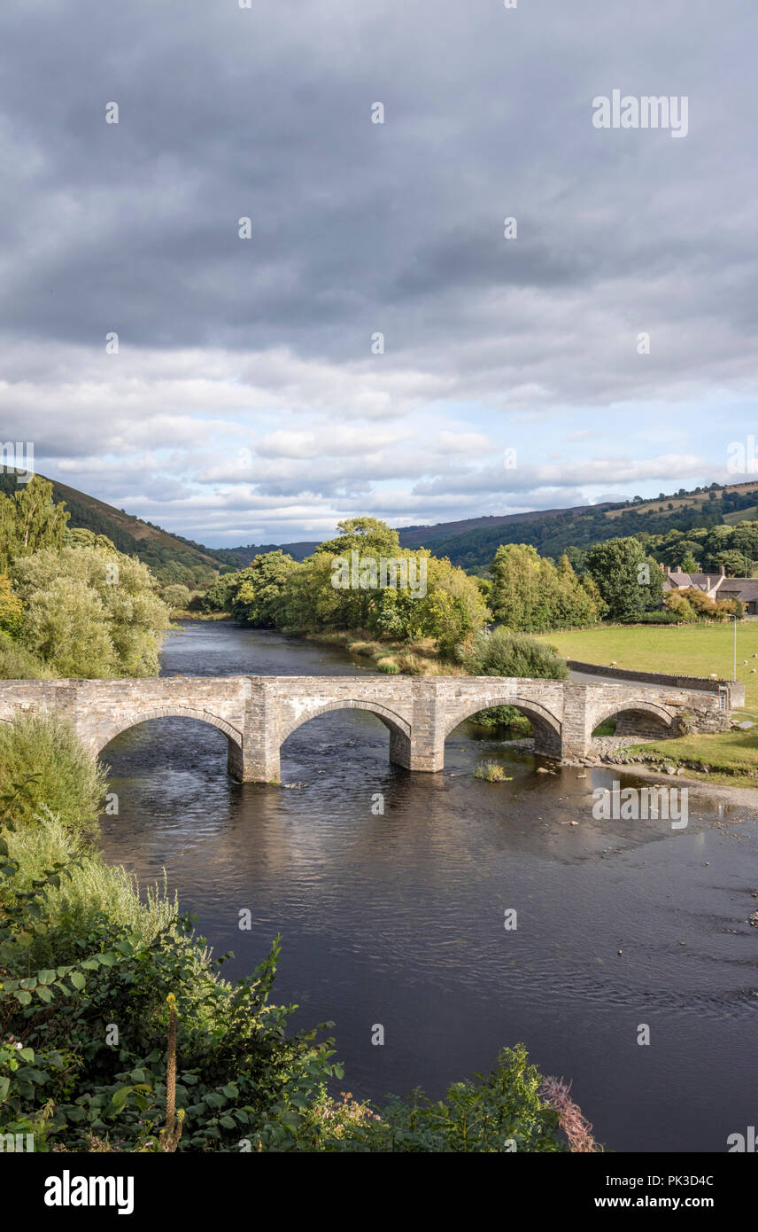 Die historische Brücke den Fluss Dee überqueren im malerischen Dorf Carrog am Flussufer in der Nähe von Llangollen, Wales, Großbritannien Stockfoto