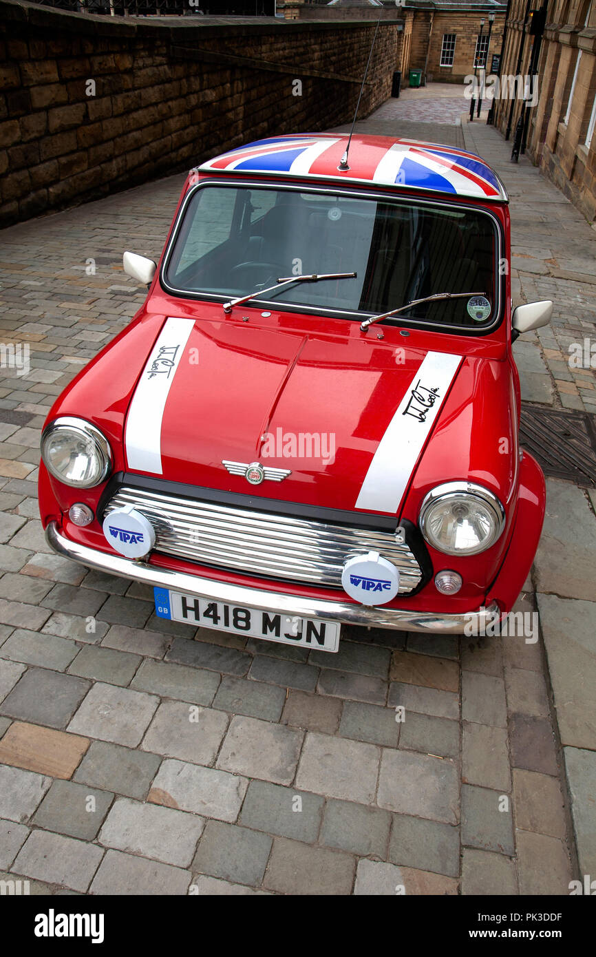 Ein roter Mini Cooper mit einem Union Jack Dach von John Cooper Version des Mini auf einer gepflasterten Straße in Huddersfield geparkt Stockfoto