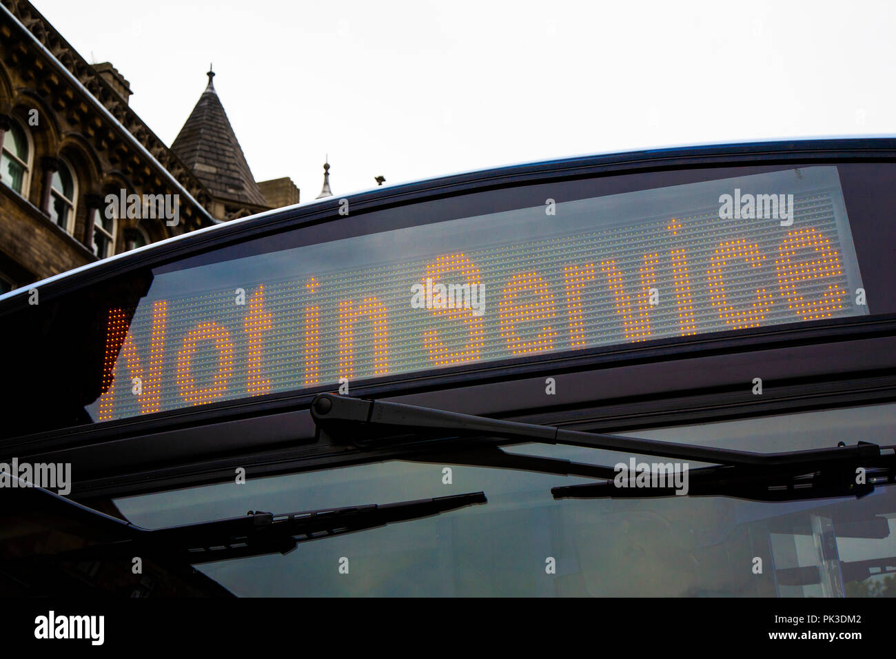 Eine, die nicht in Dienst sind, LED-Ziel Zeichen auf einem Volvo single decker Bus in Huddersfield, West Yorkshire, England Stockfoto