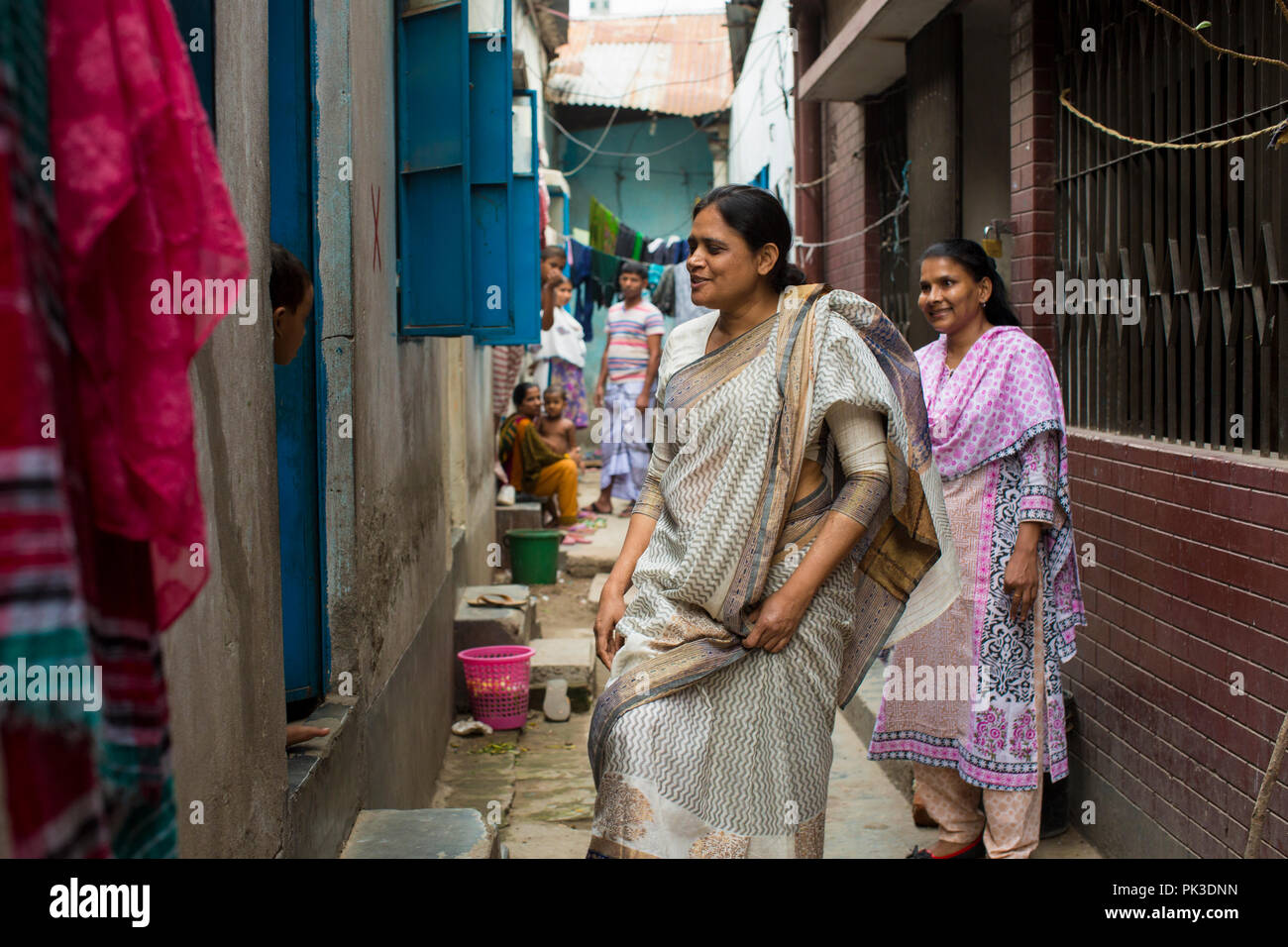 Frau besuchen Textilarbeiterinnen als Teil der Gemeinschaft übertreffen. Stockfoto