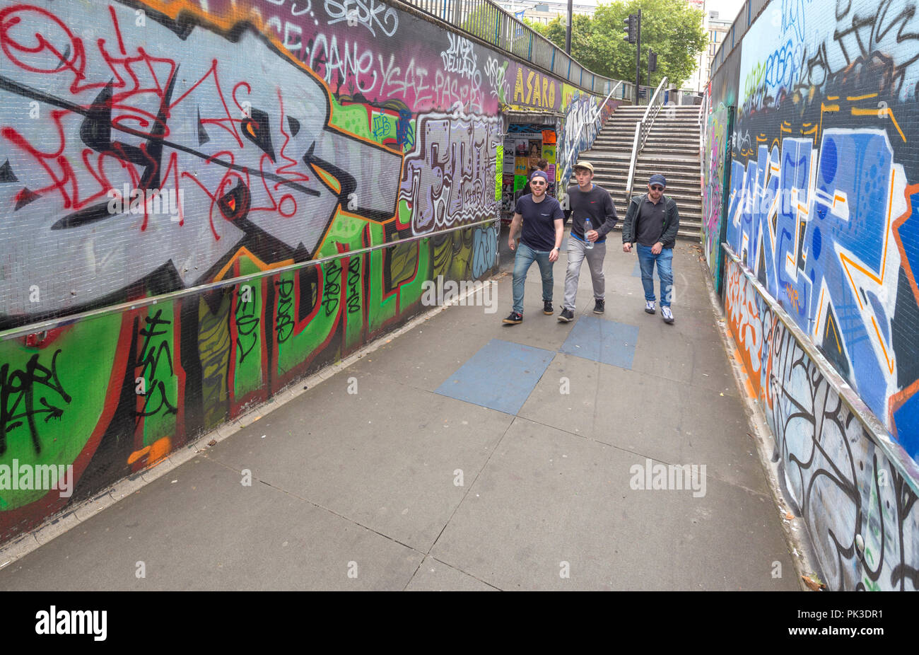 Bristol Fußgängertunnel mit Graffiti, Stadt Bristol, England, Großbritannien Stockfoto