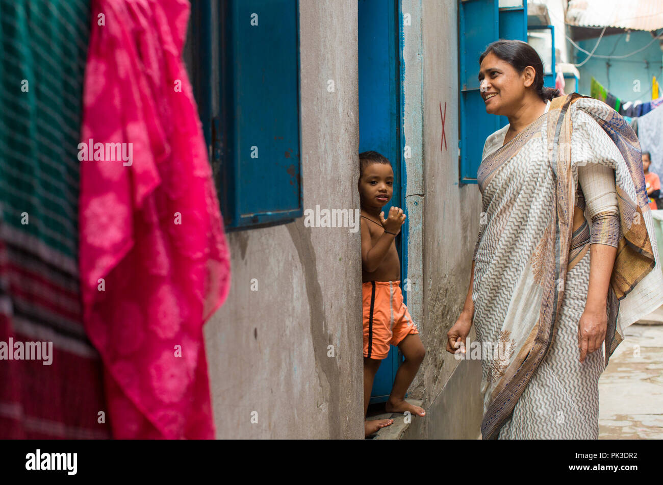 Frau besuchen Textilarbeiterinnen als Teil der Gemeinschaft übertreffen. Stockfoto