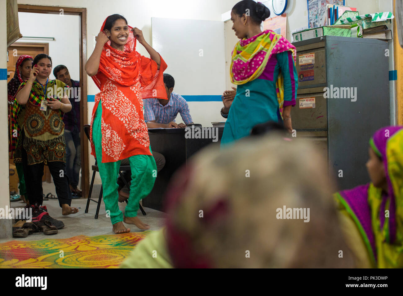 Frauen für eine Lehrwerkstatt für Textilarbeiterinnen in Dhaka, Bangladesch organisiert anreisen. Stockfoto