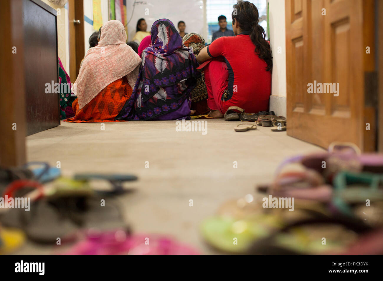 Eine Lehrerin führt einen Workshop für Textilarbeiterinnen in Dhaka, Bangladesh Stockfoto