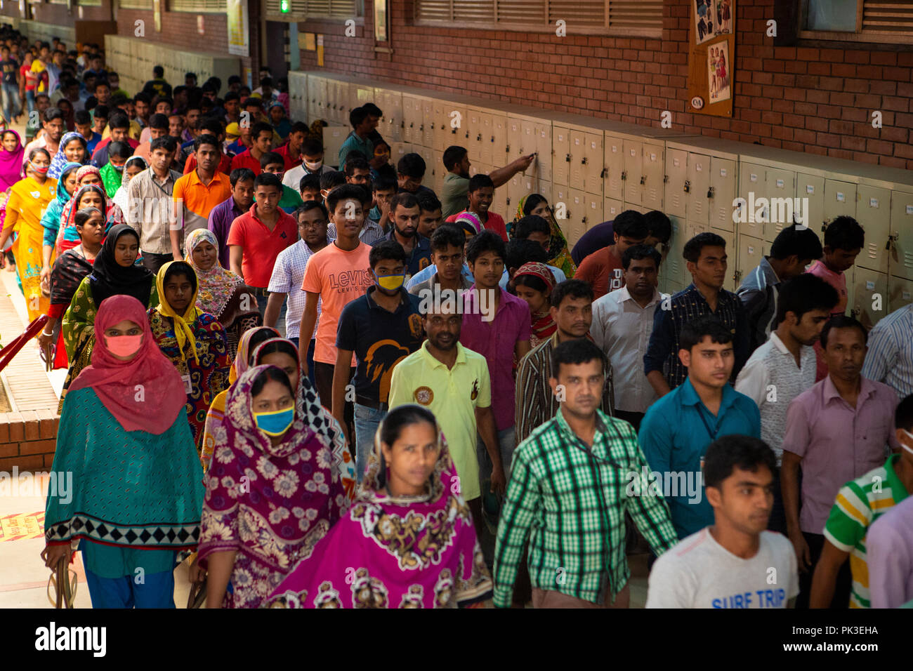 Textilarbeiterinnen verlassen für ihre Mittagspause an einer Textilfabrik in Bangladesch Stockfoto
