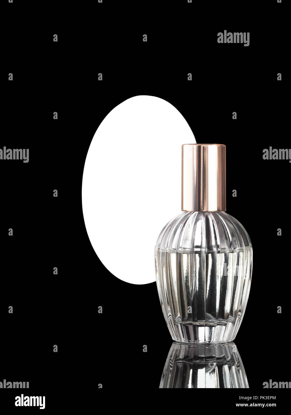 Elegante Parfümflasche auf glänzenden schwarzen Hintergrund mit Spiegel hinter und Copyspace. Stockfoto