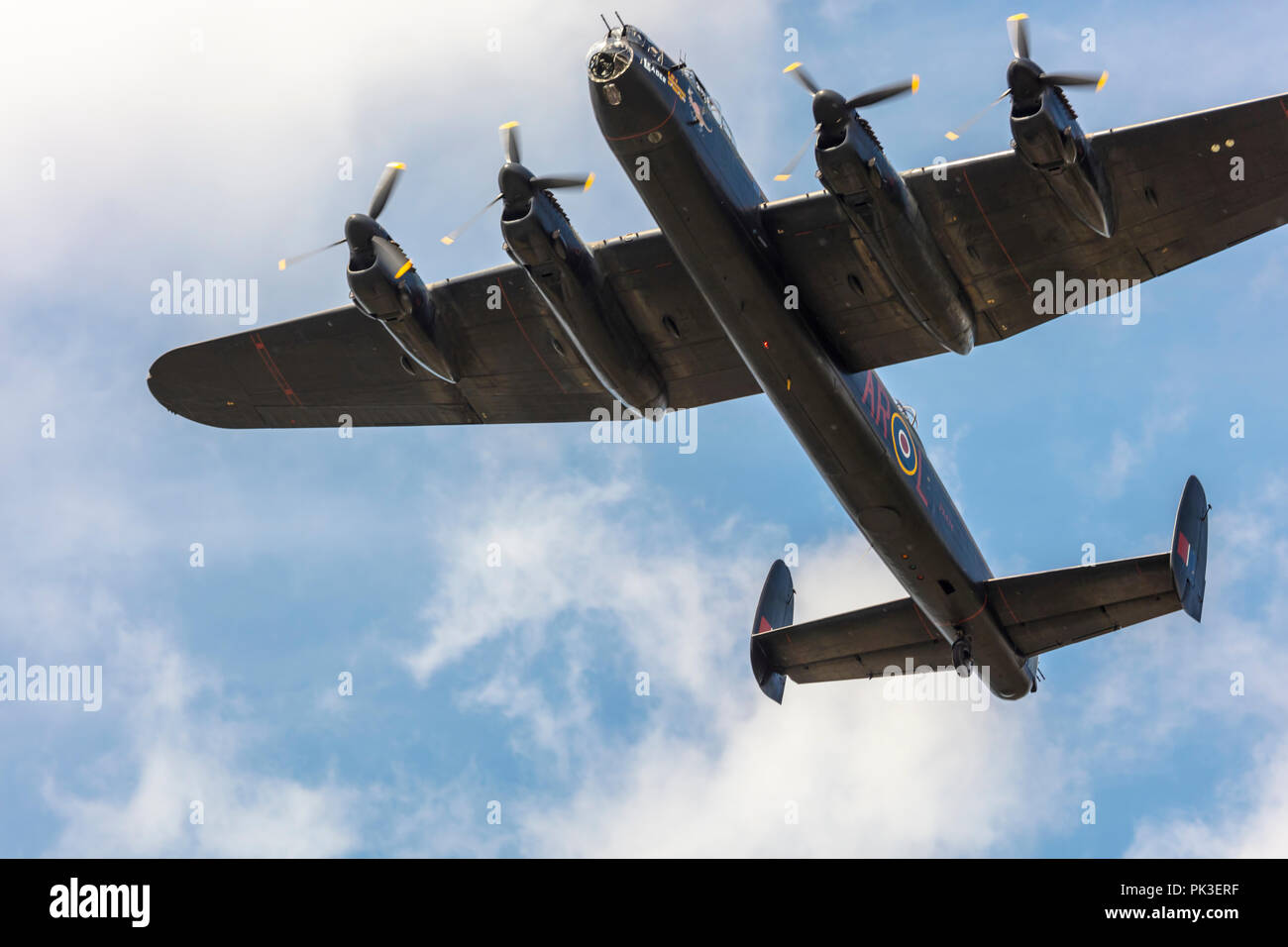 Lancaster Bomber memorial Flight mit WW 2 Tag. Stockfoto